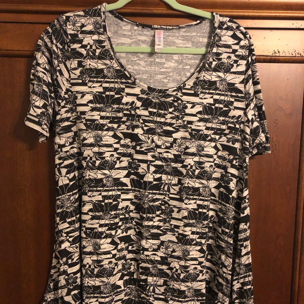 2/$12 - Lularoe Perfect T Size Medium